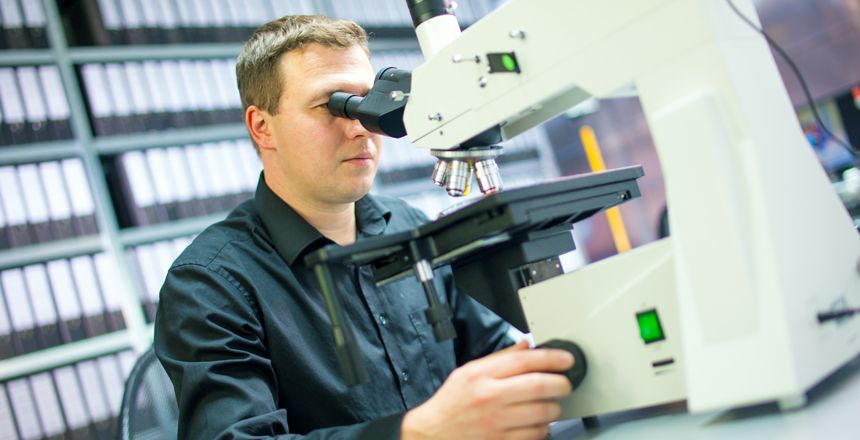 Tonerpulver wird im Labor unter dem Mikroskop geprüft